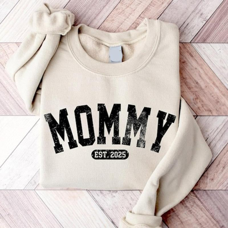 Mama Est 2025 Shirt Mom Mama Shirt Pregnancy Announcement Unique Mom Mom T-Shirts
