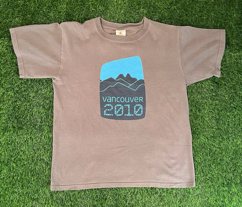 2010 Vintage Style Olympics Store Vancouver Canada Gray T-Shirt Mens Medium
