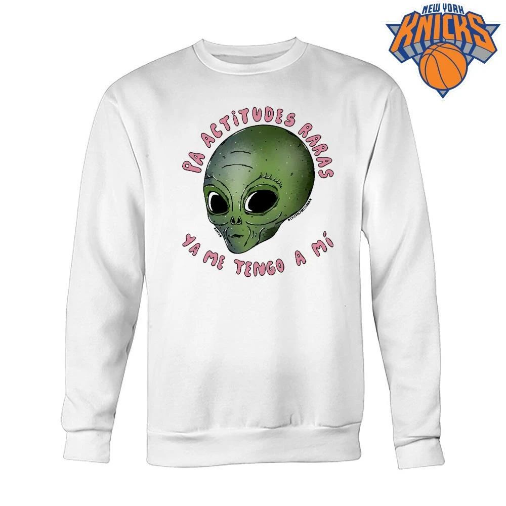 Pa Actitudes Raras Ya Me Tengo A Mi Funny Spanish Green Alien Aesthetic Shirt